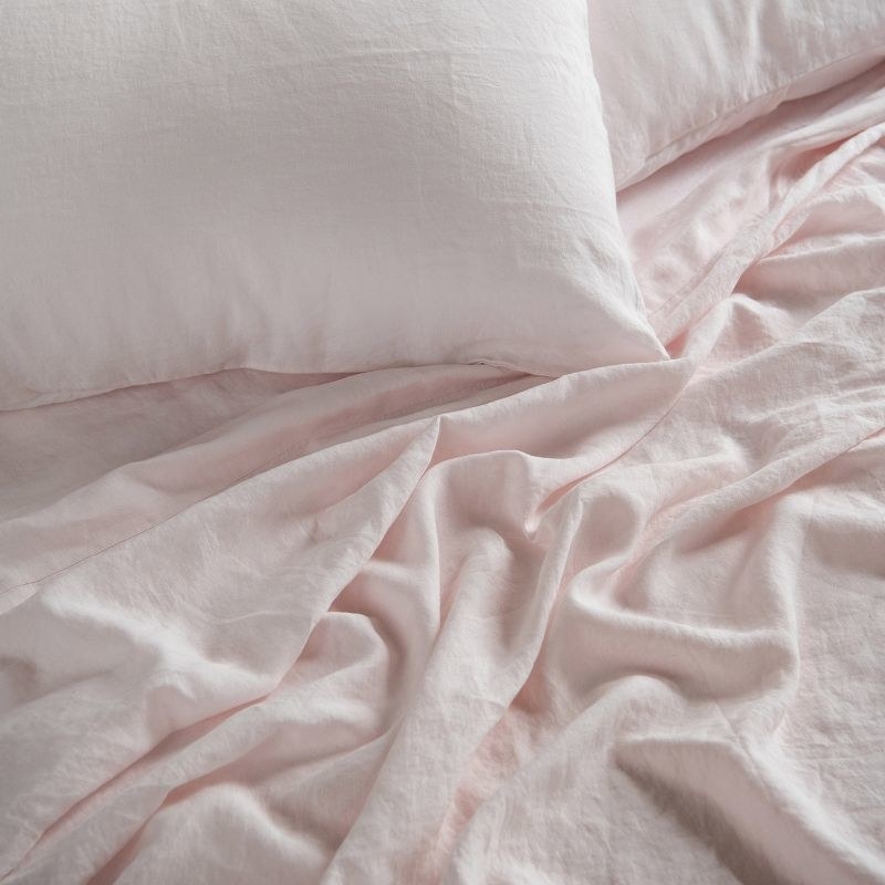 light pink linen sheets and pillows