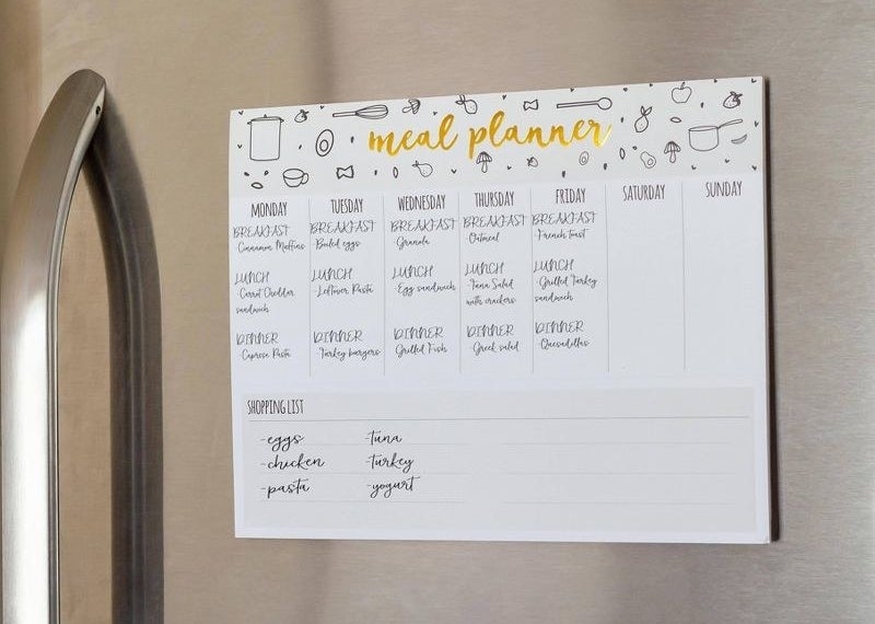 The meal planner pad on a fridge