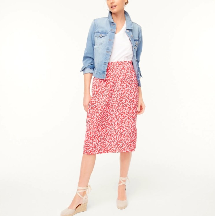 An image of a model wearing a floral pull-on skirt with a pencil sillohuette