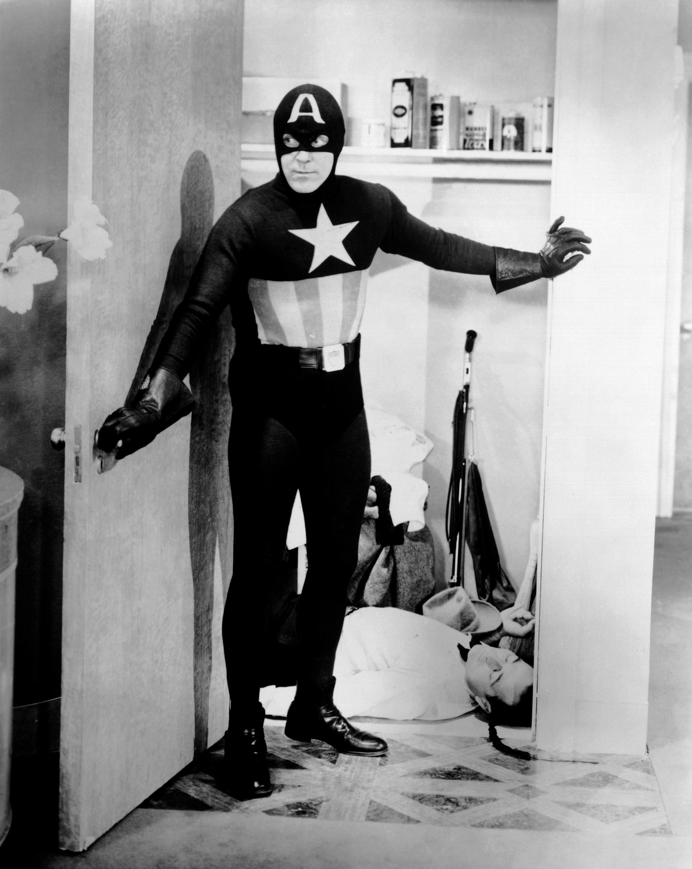 Dick Purcell as Captain America.