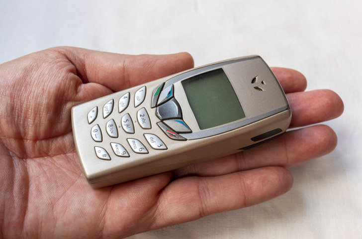 An older Nokia cell phone.