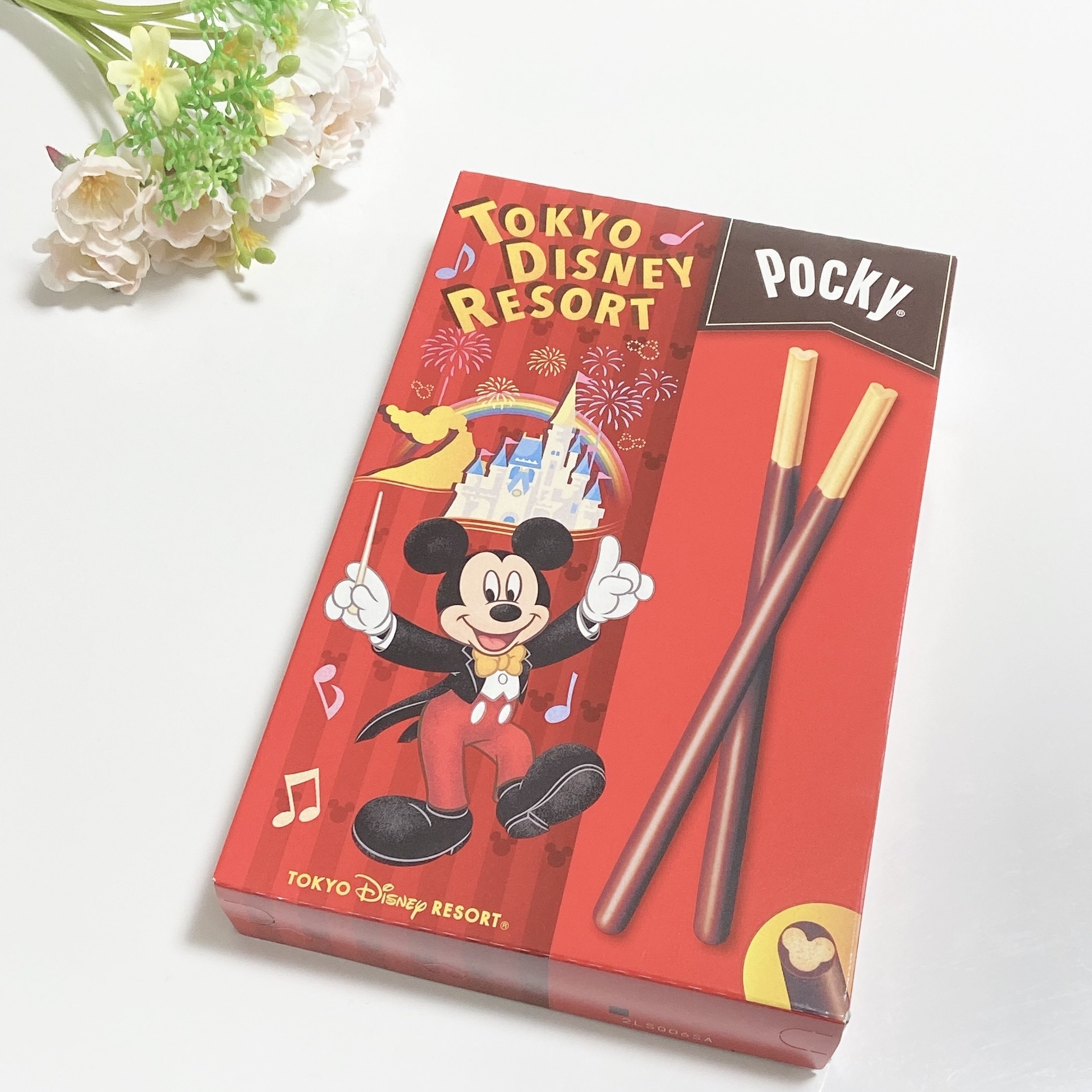 嘘でしょ…】ディズニーに「ポッキー」売ってるなんて衝撃だわ。デカいし、中身もミッキーだらけなの！