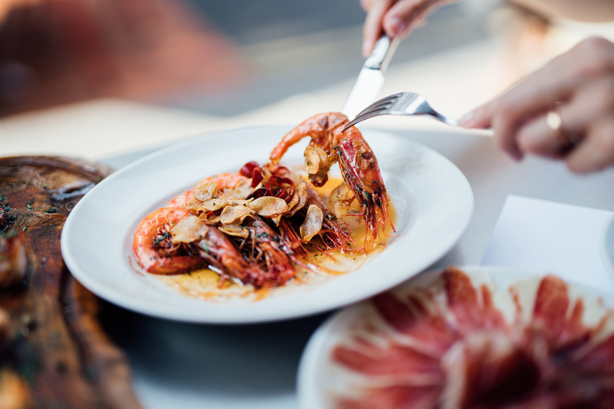 西班牙的午餐烤虾和伊比利亚火腿。