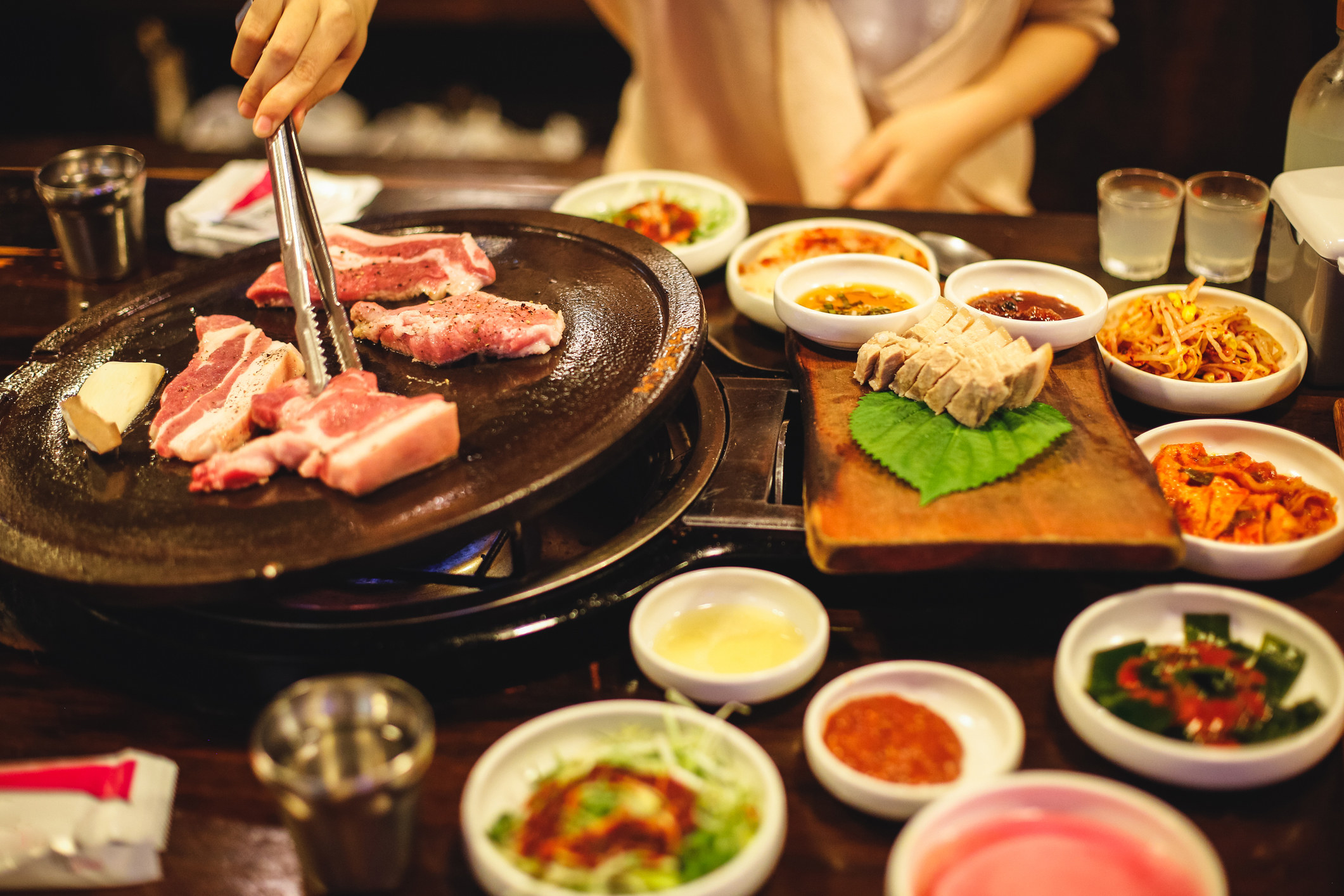 人们吃韩国烤肉。