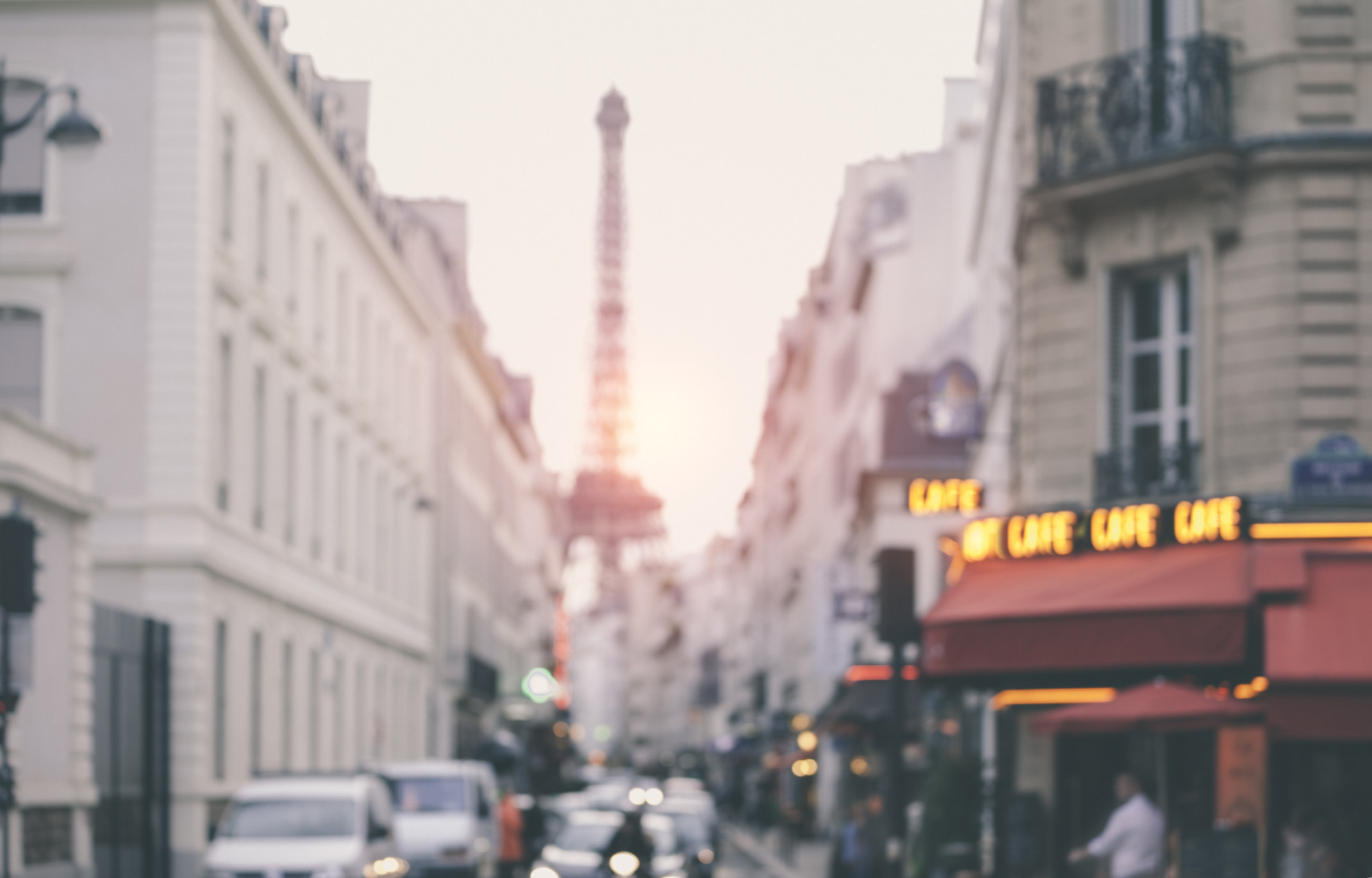 巴黎的埃菲尔铁塔在街的视角。