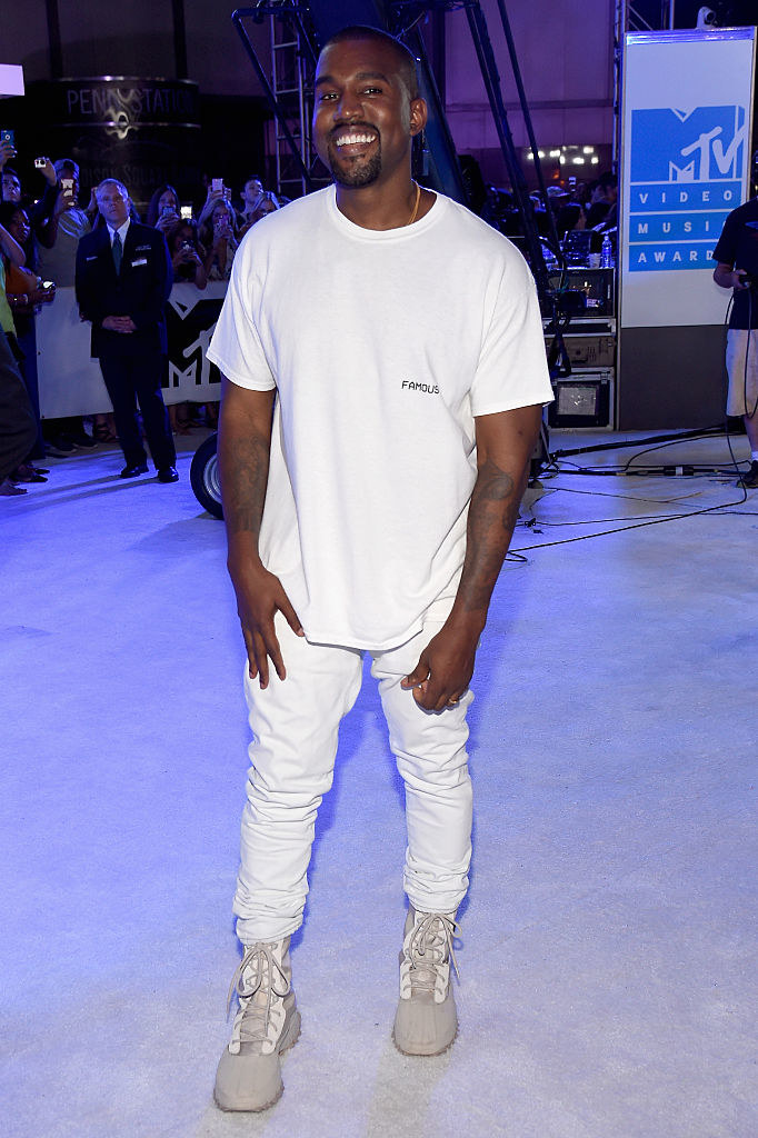 Ye posing at an MTV event