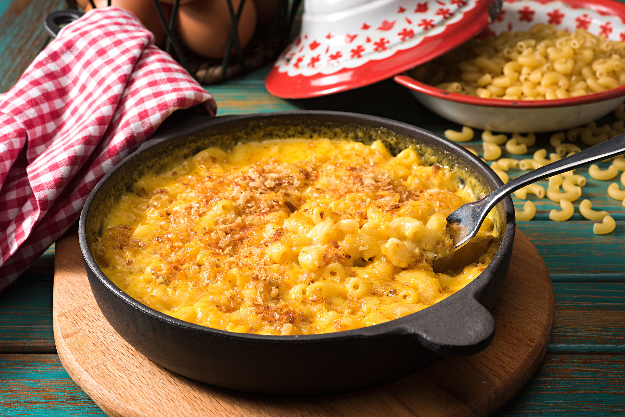 A pan of delicious-looking mac &#x27;n&#x27; cheese with a fork in it