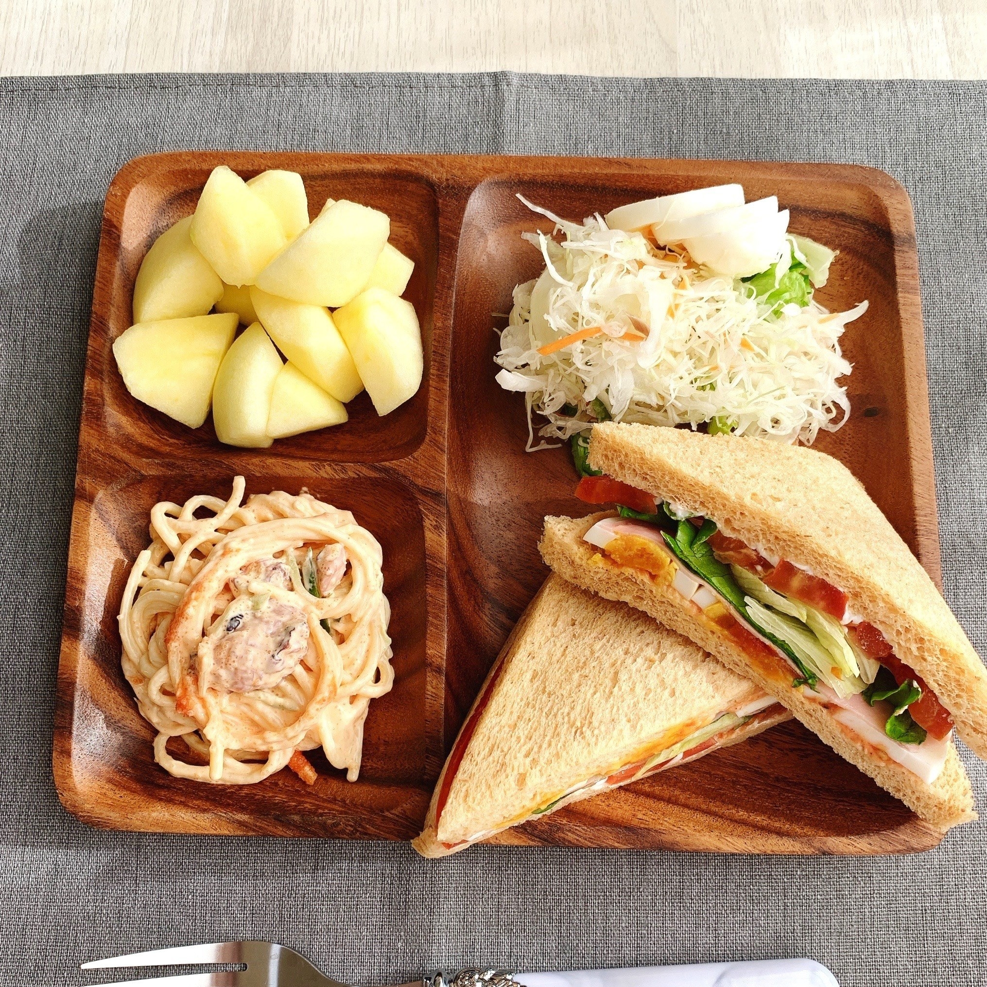 ニトリのおすすめの食器「レクタングルランチプレート（アカシア）」