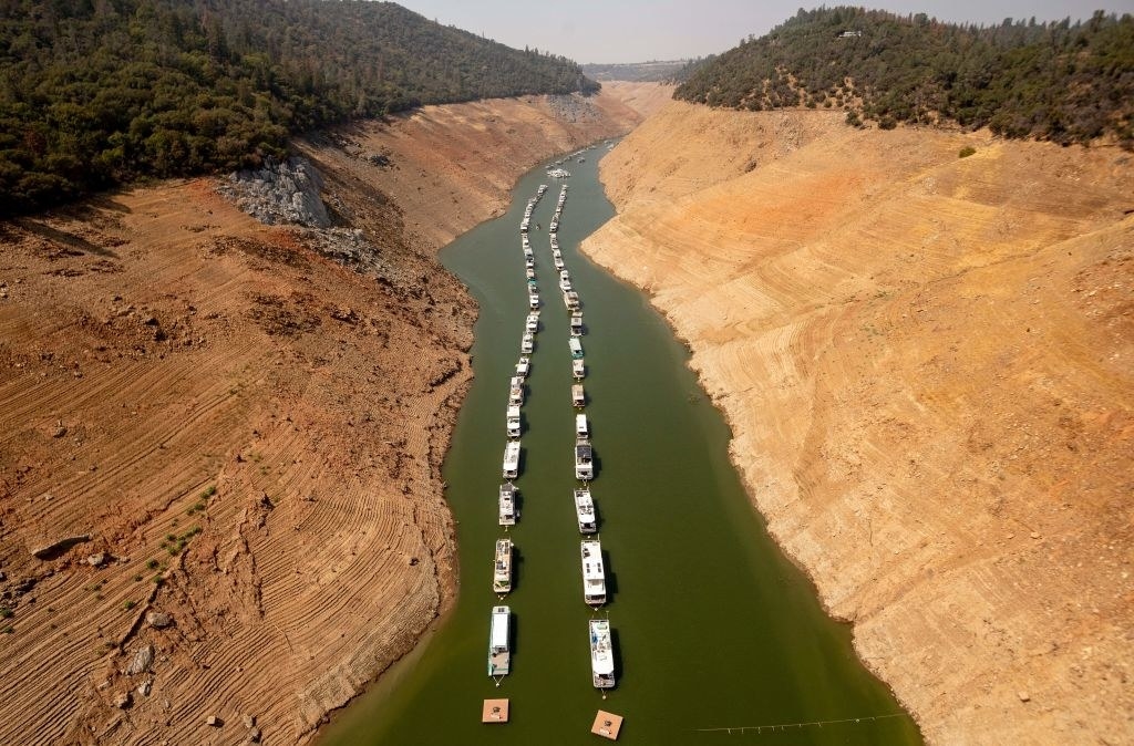 Two long lines of houseboats have to travel extremely close together because of how thin the line of water is