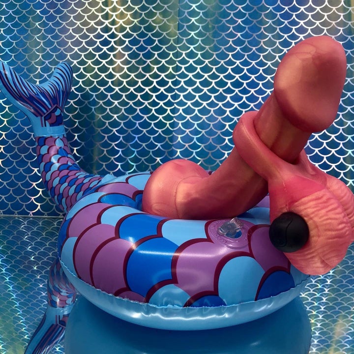 Shilo dildo in rose gold with bumper (not included)
