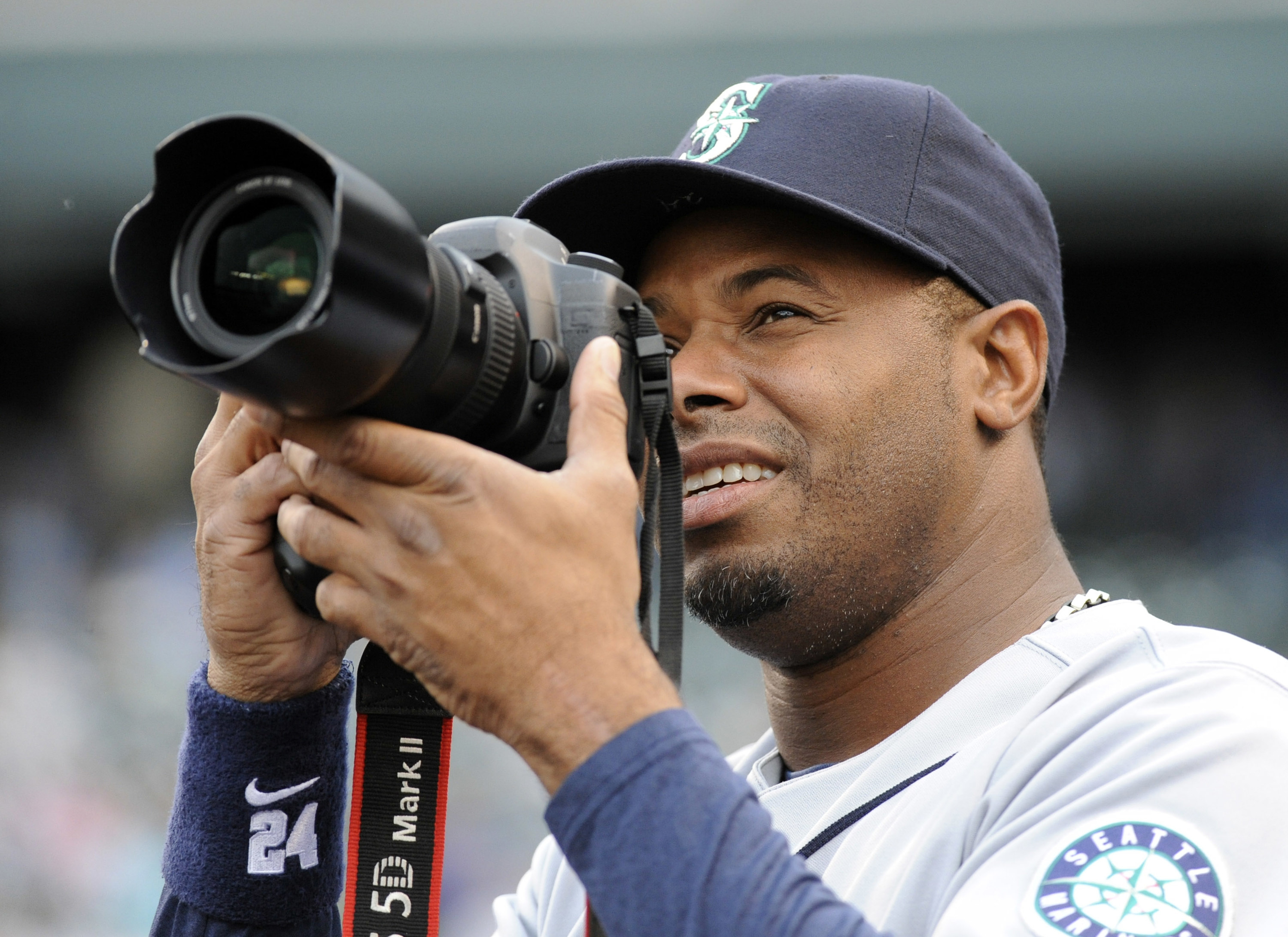 eattle Mariner&#x27;s superstar, Ken Griffey, borrowed a photographer&#x27;s camera and took a few pictures from the dugout just before they played the Colorado Rockies at Coors Field Friday evening.