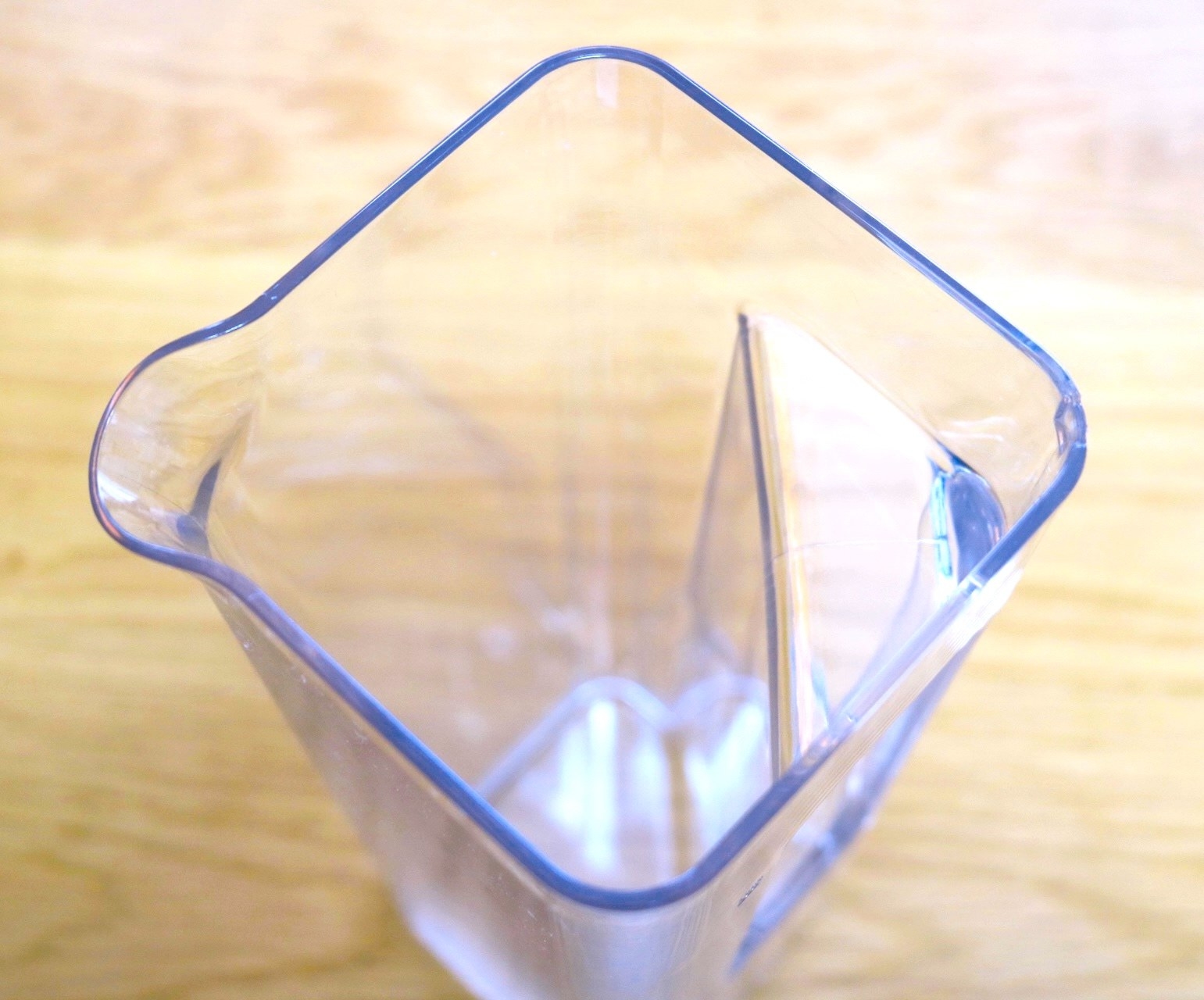 CAINZ(カインズ)で見つけたオススメの便利グッズ「取っ手が邪魔にならない 冷水筒 1.2L」