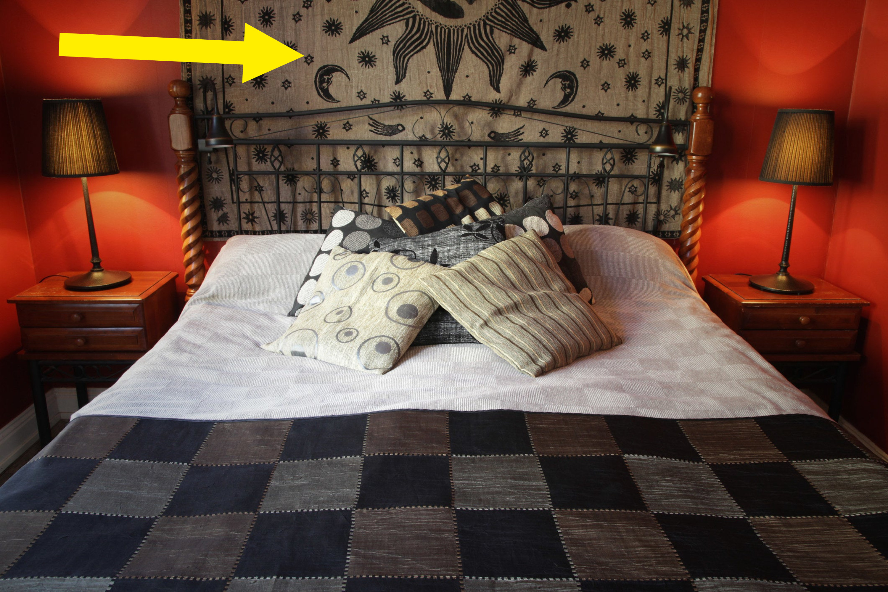 床上方的挂毯