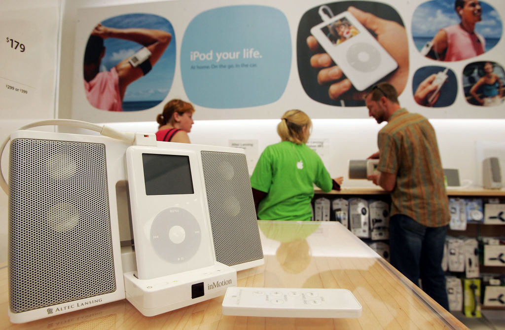 An iPod in a docking station with speakers on either side of it in an Apple Store