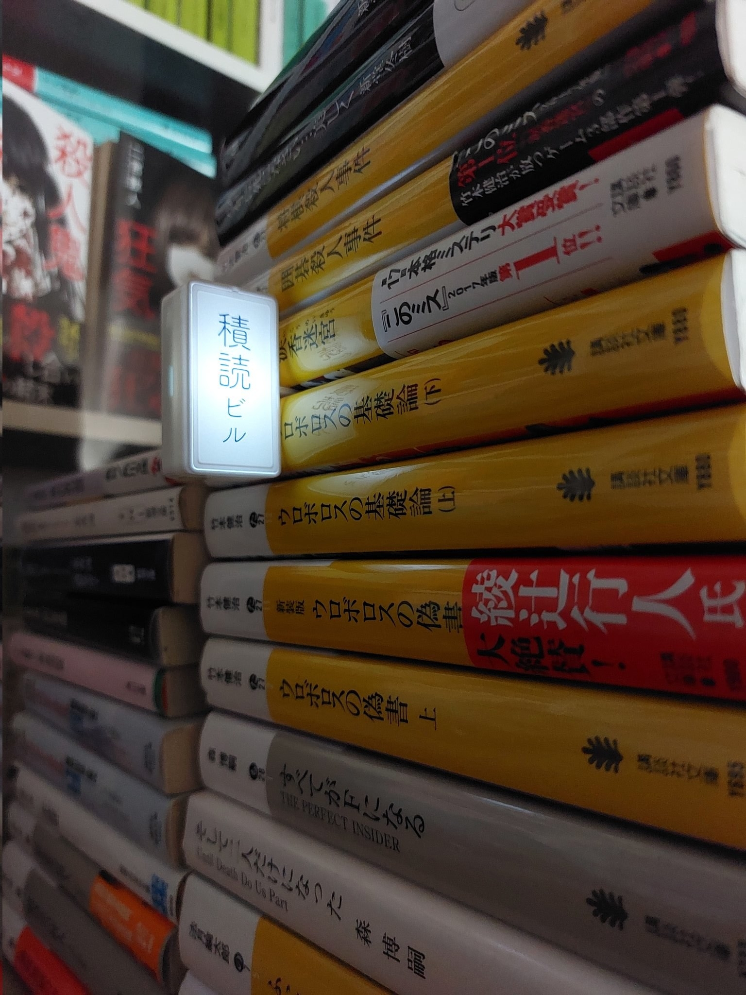 読書が楽しくなりそう！”積読”したくなるガチャガチャ「積読街のビル看板」が話題に