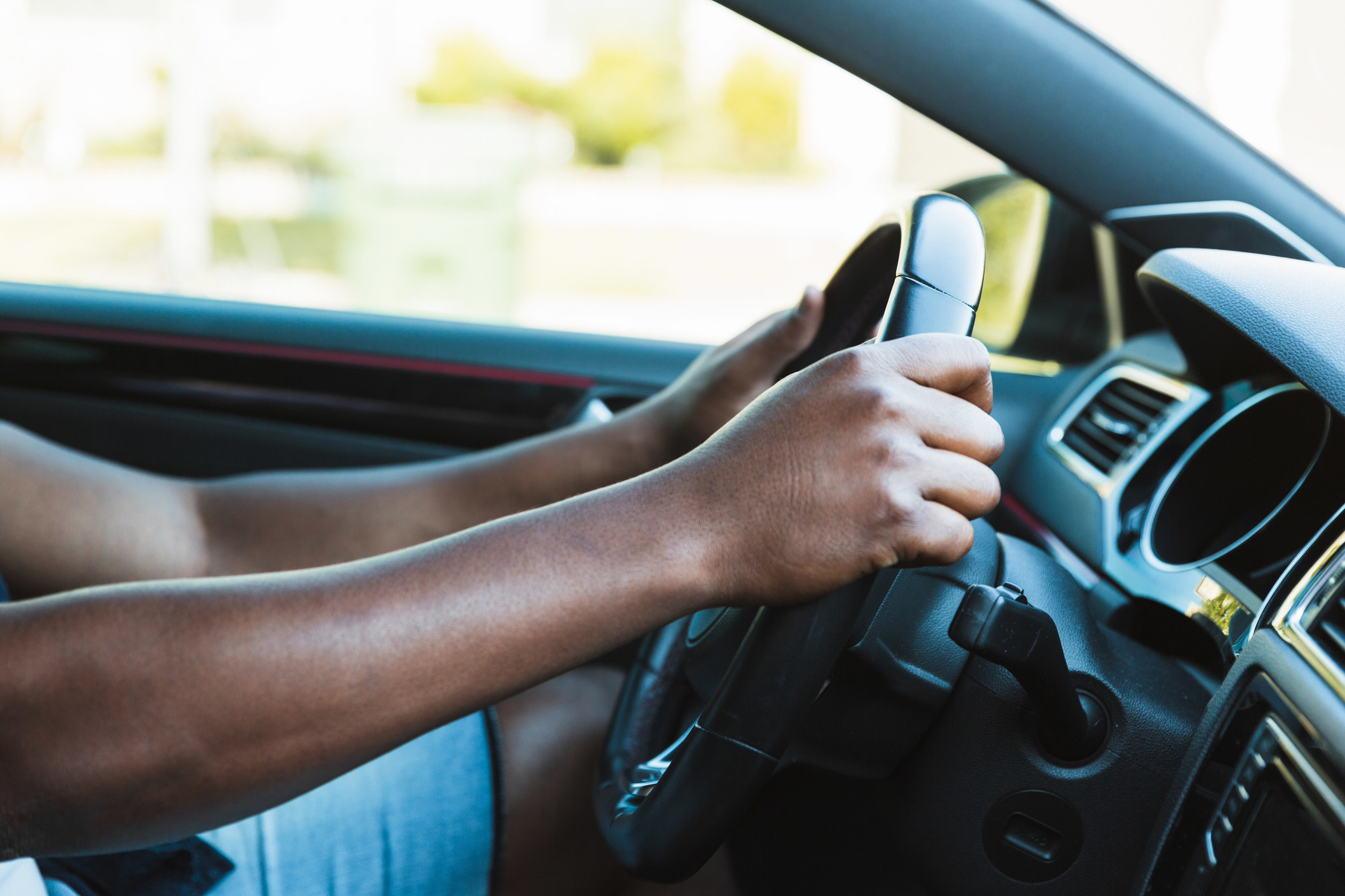 Музыка для езды на машине. На авто езда у людей. Driving while Black. Болят руки после вождения машины.