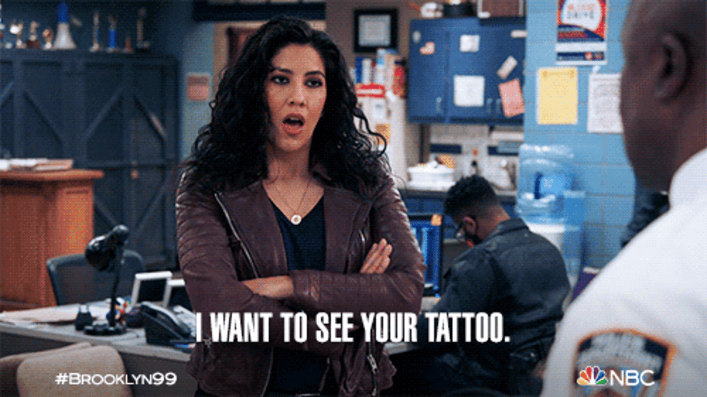 Stephanie Beatriz como Rosa Diaz de &quot;Brooklyn 9-9&quot; diciendo &quot;Quiero ver tu tatuaje&quot;.