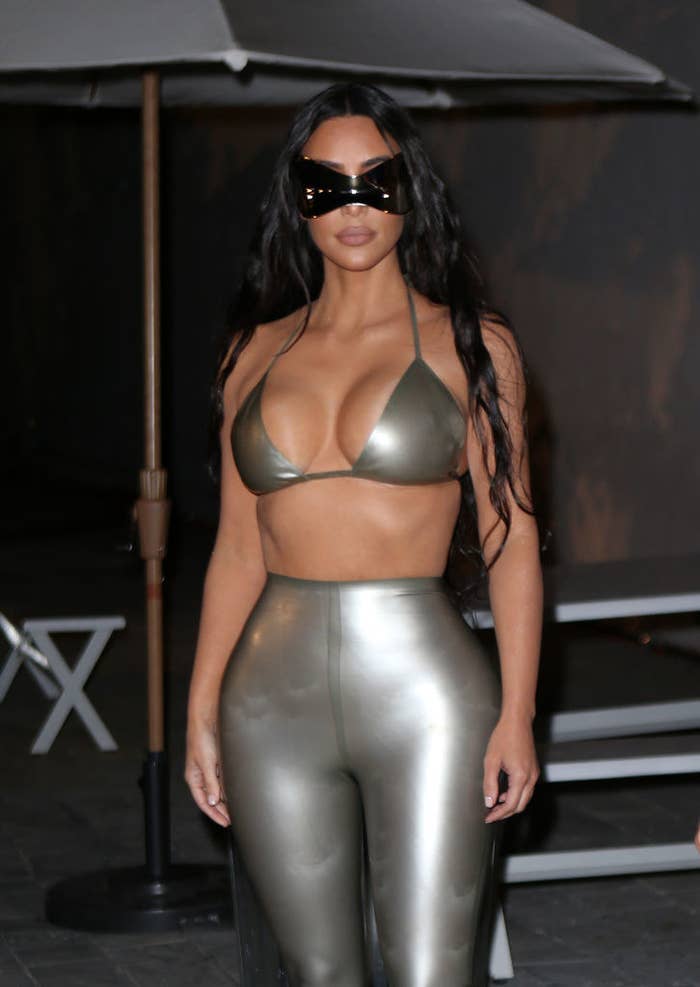 Kim Kardashian con un look metálico