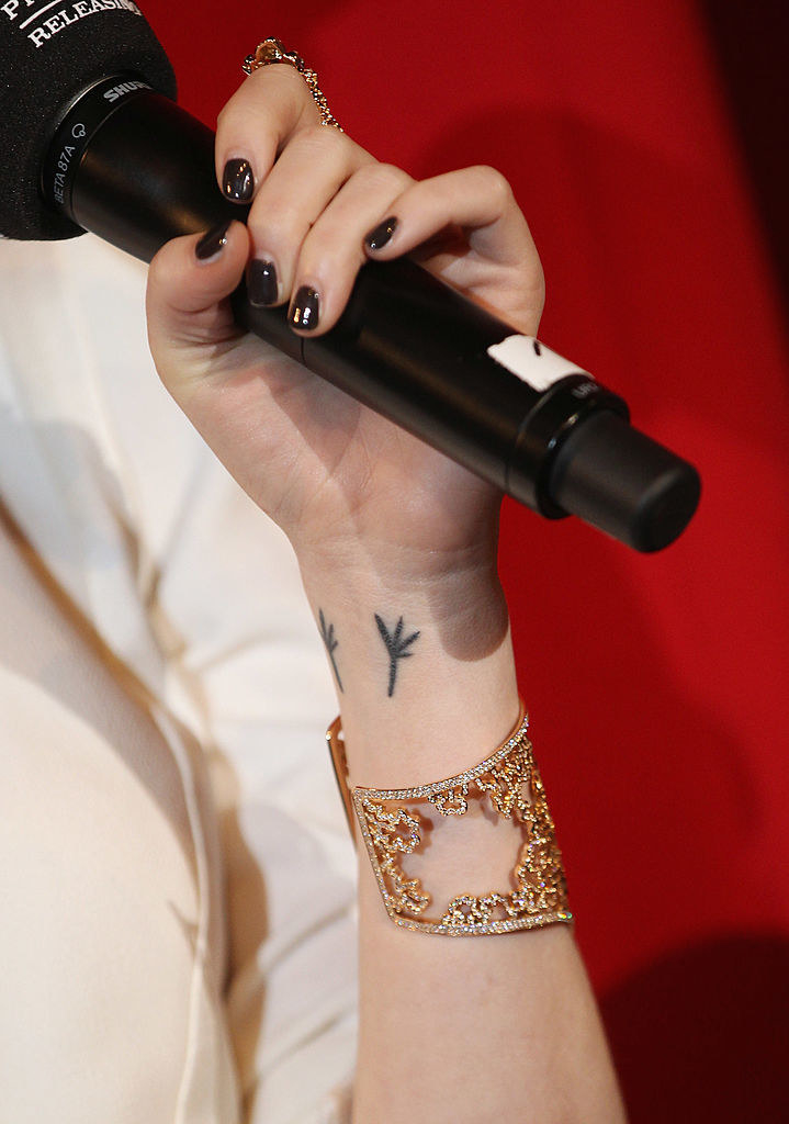 Closeup al tatuaje de Emma Stone