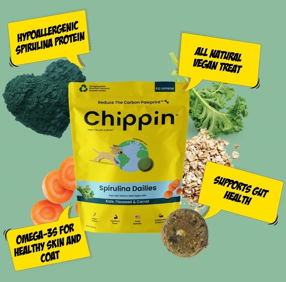 the yellow bag of spirulina dailies surrounded by ingredients like spirulina, oats, kale, and carrots, along with yellow boxes calling out beneficial features of the snack
