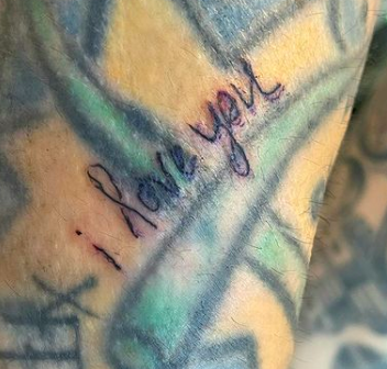 Closeup al tatuaje de Travis Barker
