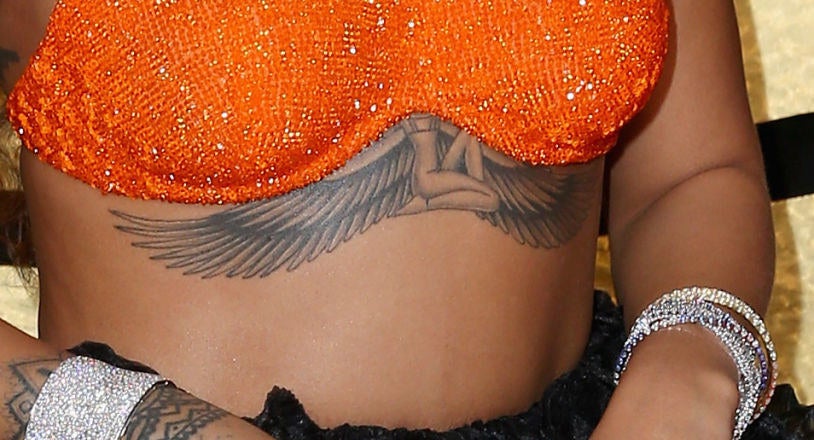 Closeup al tatuaje de Rihanna en honor a su abuela