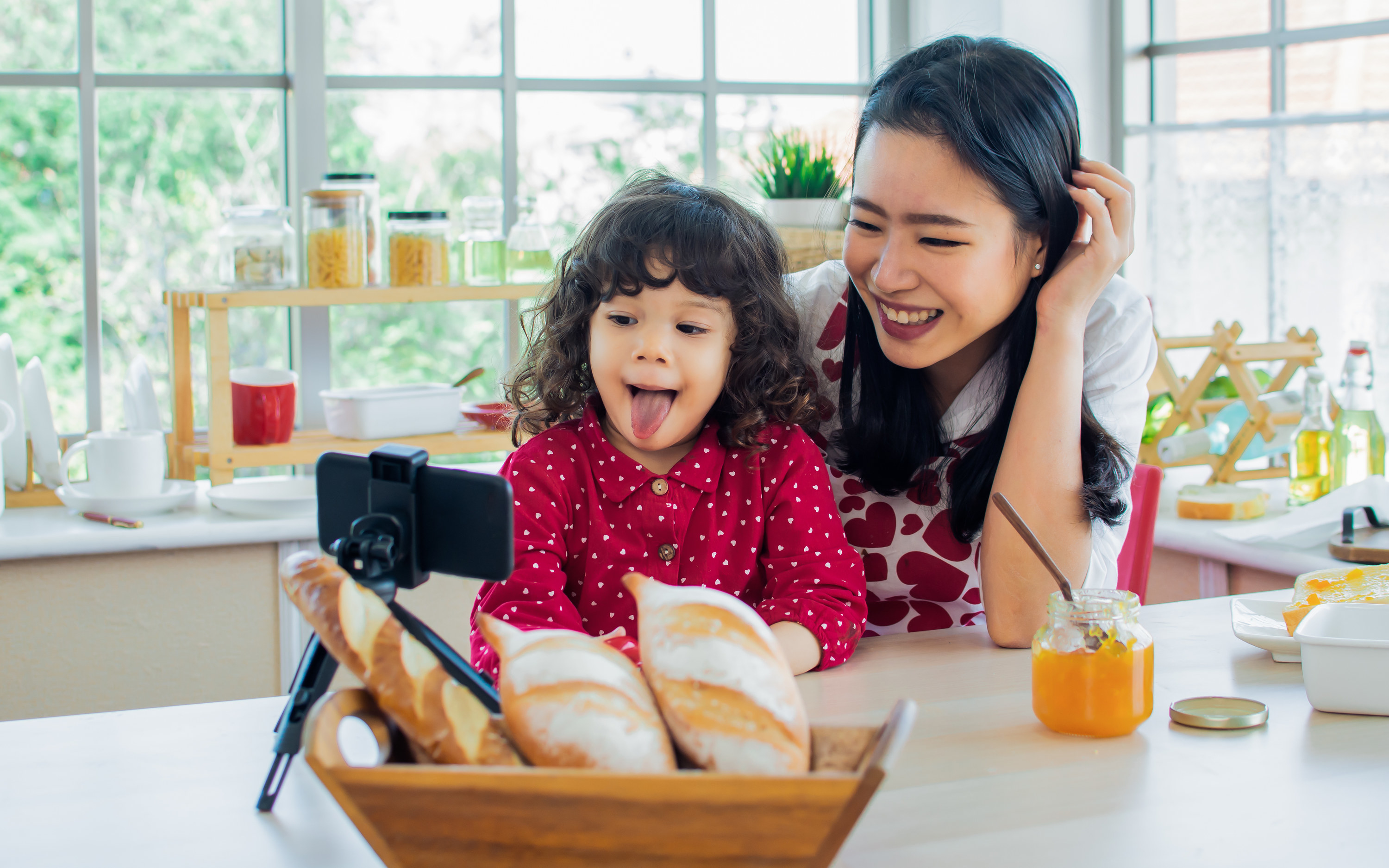 B.C. TikTok toddler goes viral for helping mother with family business