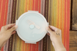 gif of BuzzFeeder opening the container, showing the fork, and expanding the bowl