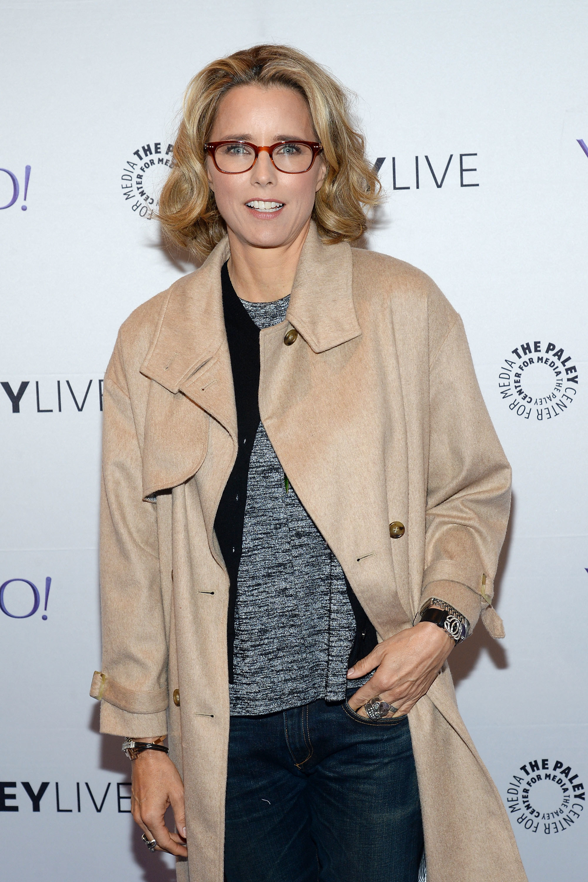 Téa Leoni stands with one hand in her pocket