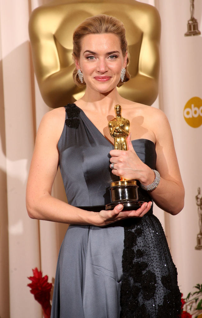 Kate Winslet sosteniendo un premio de la Academia