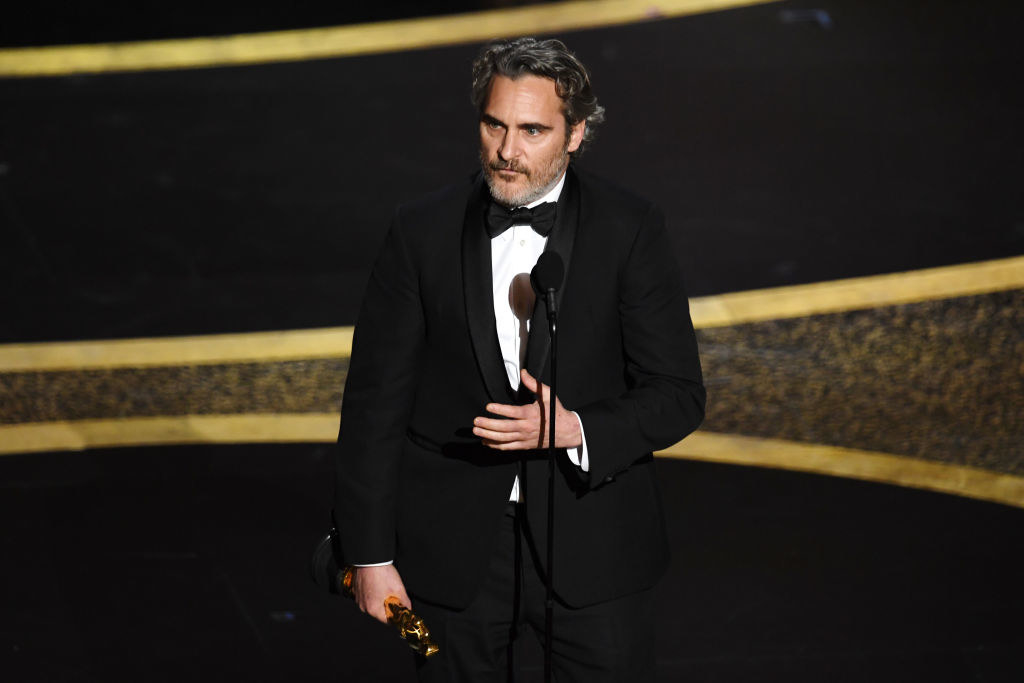 Joaquin Phoenix sosteniendo un premio de la Academia