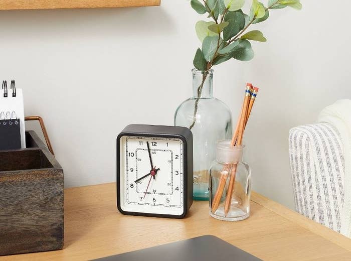 the  vintage inspired analog tabletop clock fo