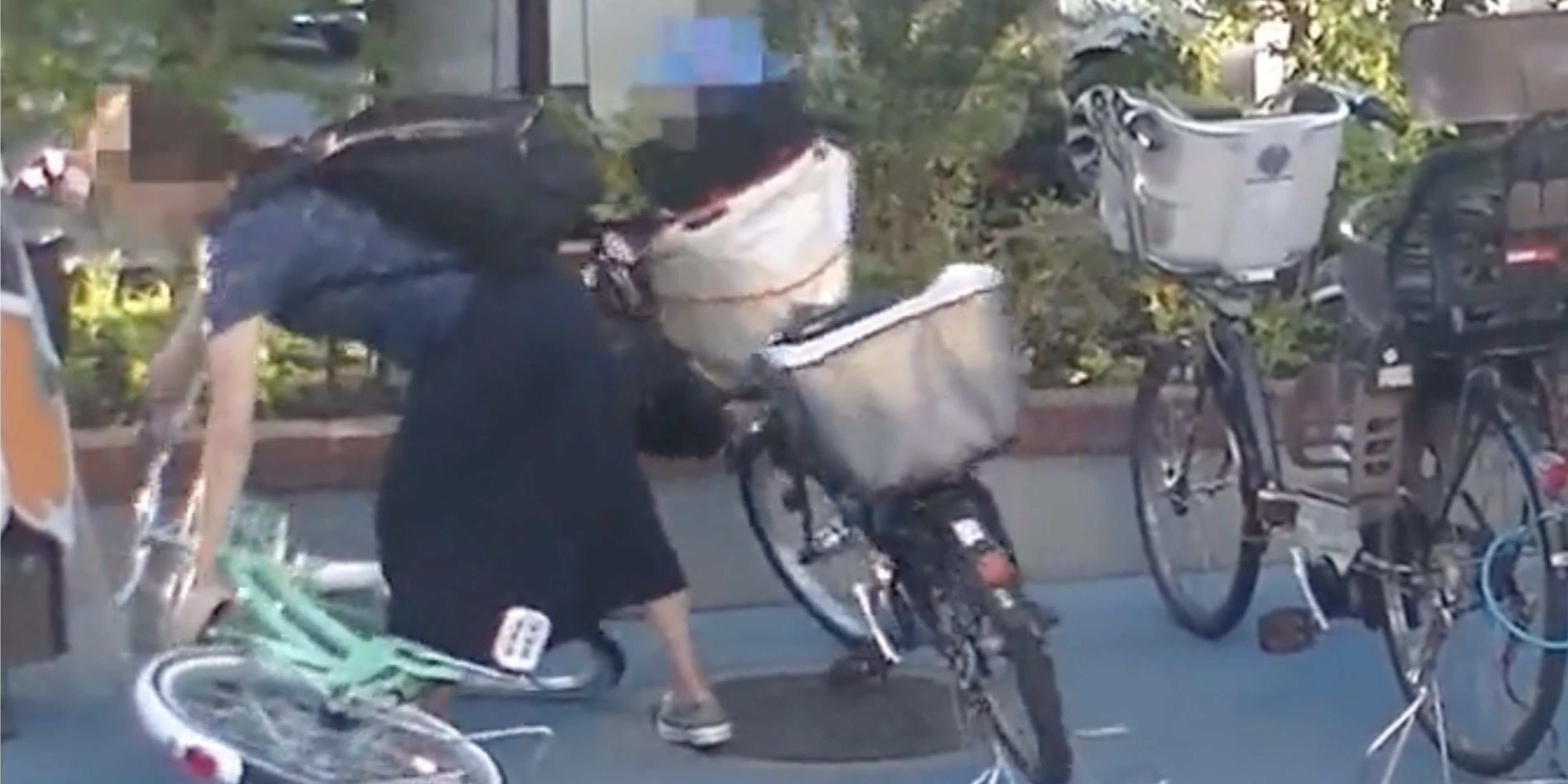 幼児だけを自転車に乗せたまま目を離し…ガシャン！」実際の事故映像で 