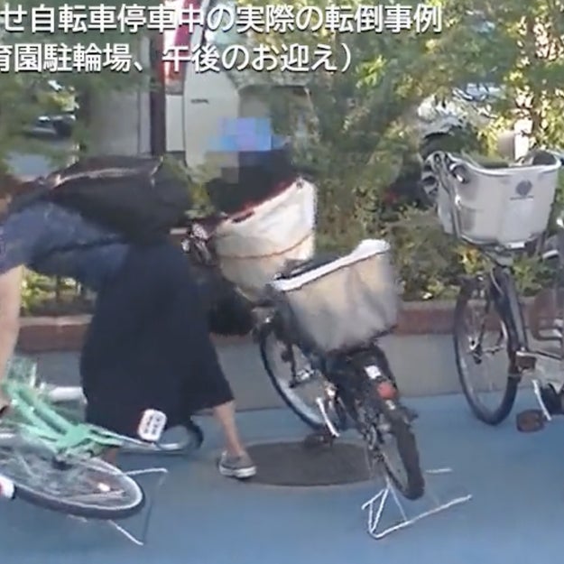幼児だけを自転車に乗せたまま目を離し…ガシャン！」実際の事故映像で 