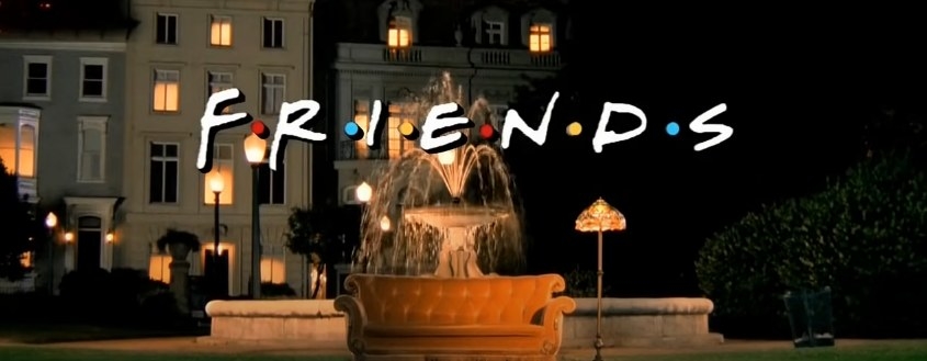 标题卡“Friends"显示了一个晚上沙发前面的喷泉