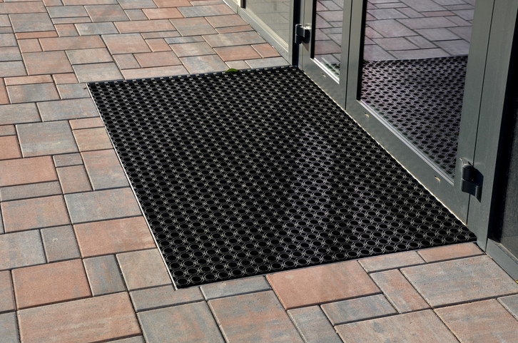 A floor mat at a store&#x27;s entrance