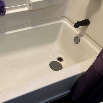 a reviewer photo of the same bath tub now stain free