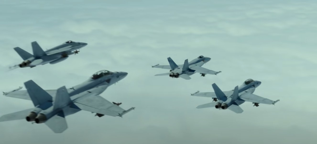 4 fighter jets flying in sync