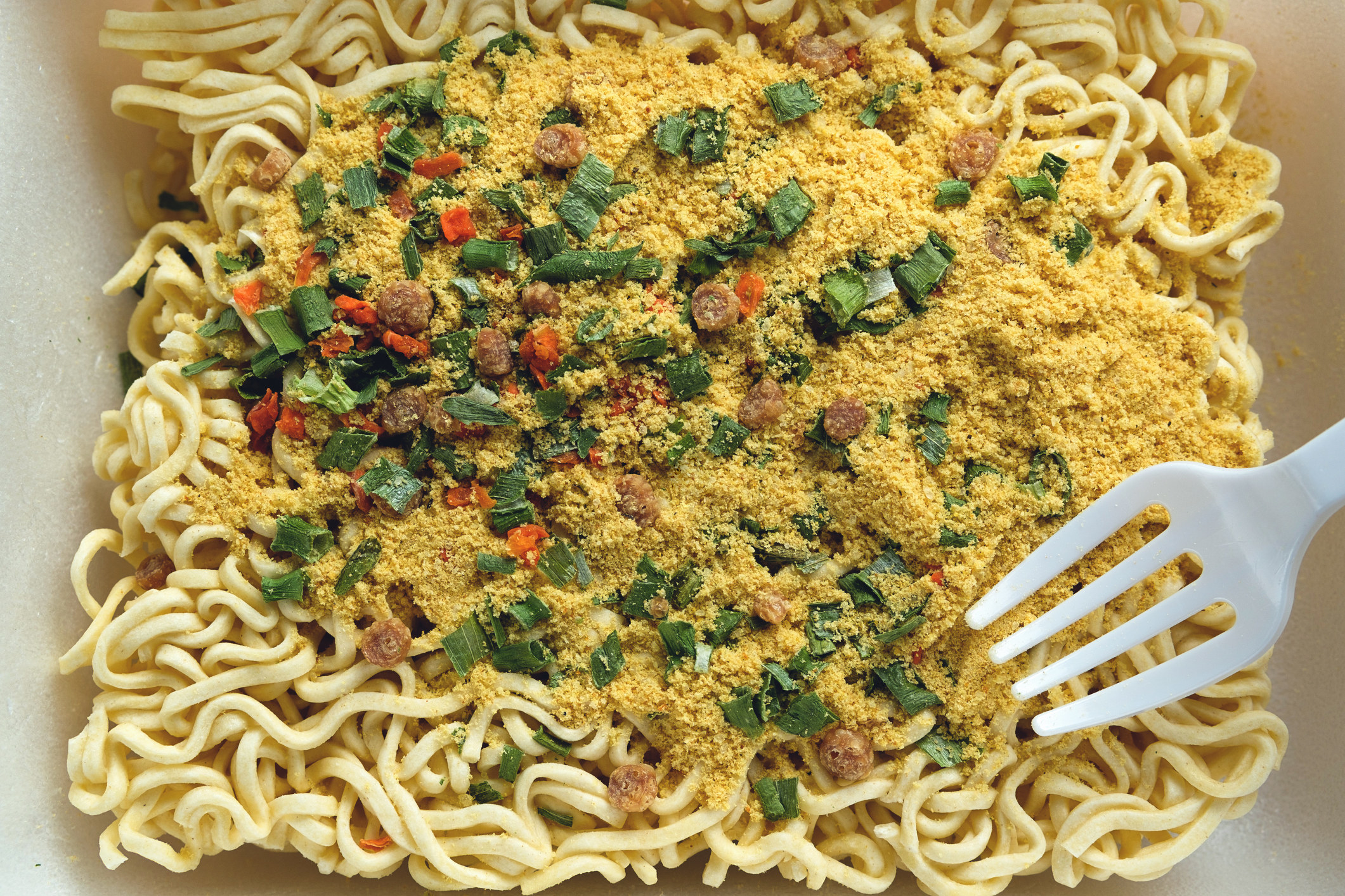 Instant ramen noodles with seasoning