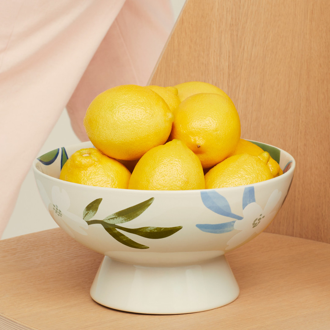 The bowl filled with lemons