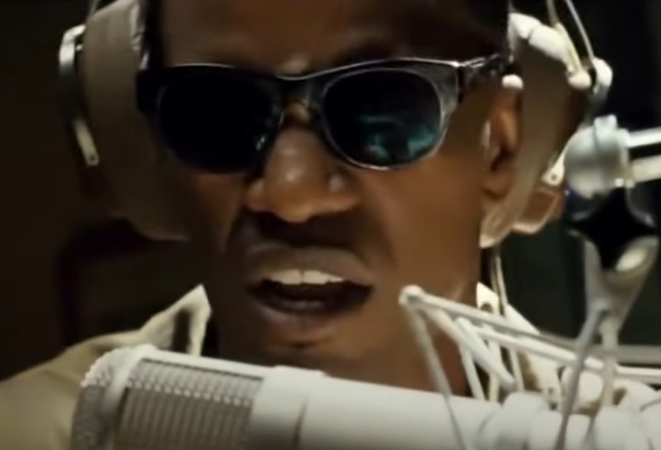 Jamie Foxx as Ray Charles recording a song