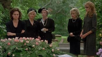 五位女性穿着黑色是参加一个葬礼