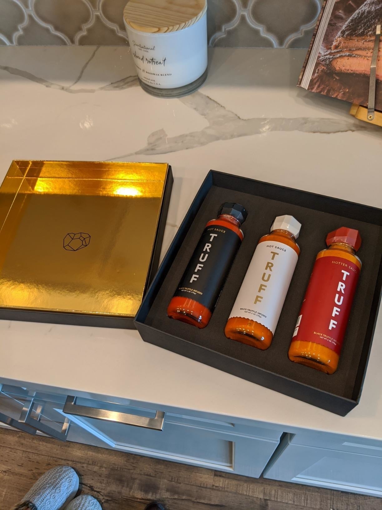gambar pengulas tentang set saus pedas dalam kemasannya