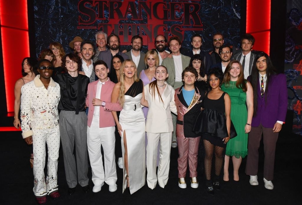 the entire cast photo for season 4