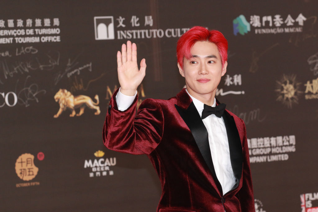 Suho waving from the red carpet