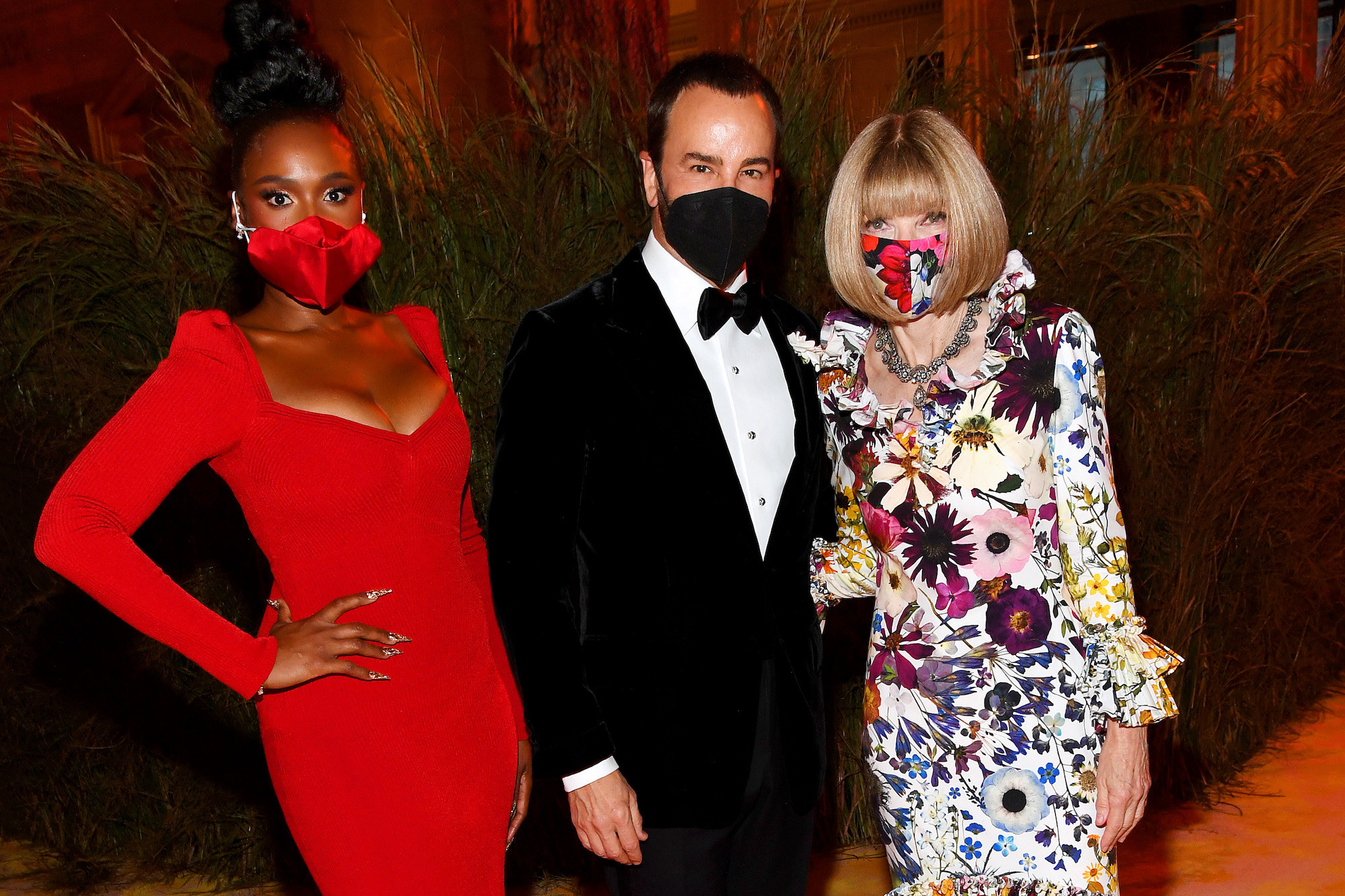 Anna, Tom Ford, and Jennifer Hudson, posing for a photo at the Met Gala as they all wear face masks
