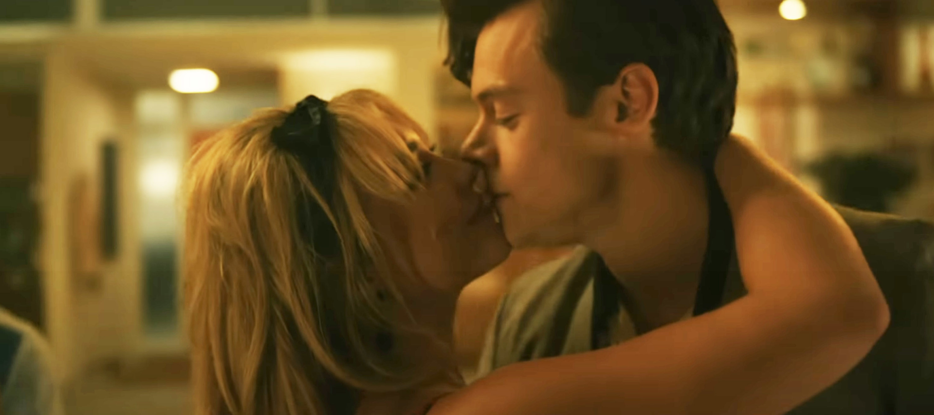 Florence Pugh and Harry Styles kissing in &quot;Don&#x27;t Worry Darling&quot;
