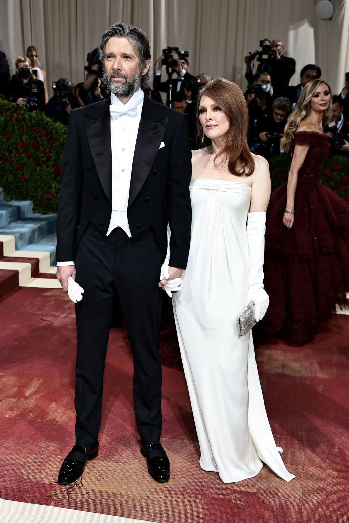 Julianne Moore and Bart Freundlich hold hands on the red carpet