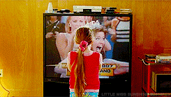 Abigail Breslin in front of the TV in &quot;Little Miss Sunshine&quot;
