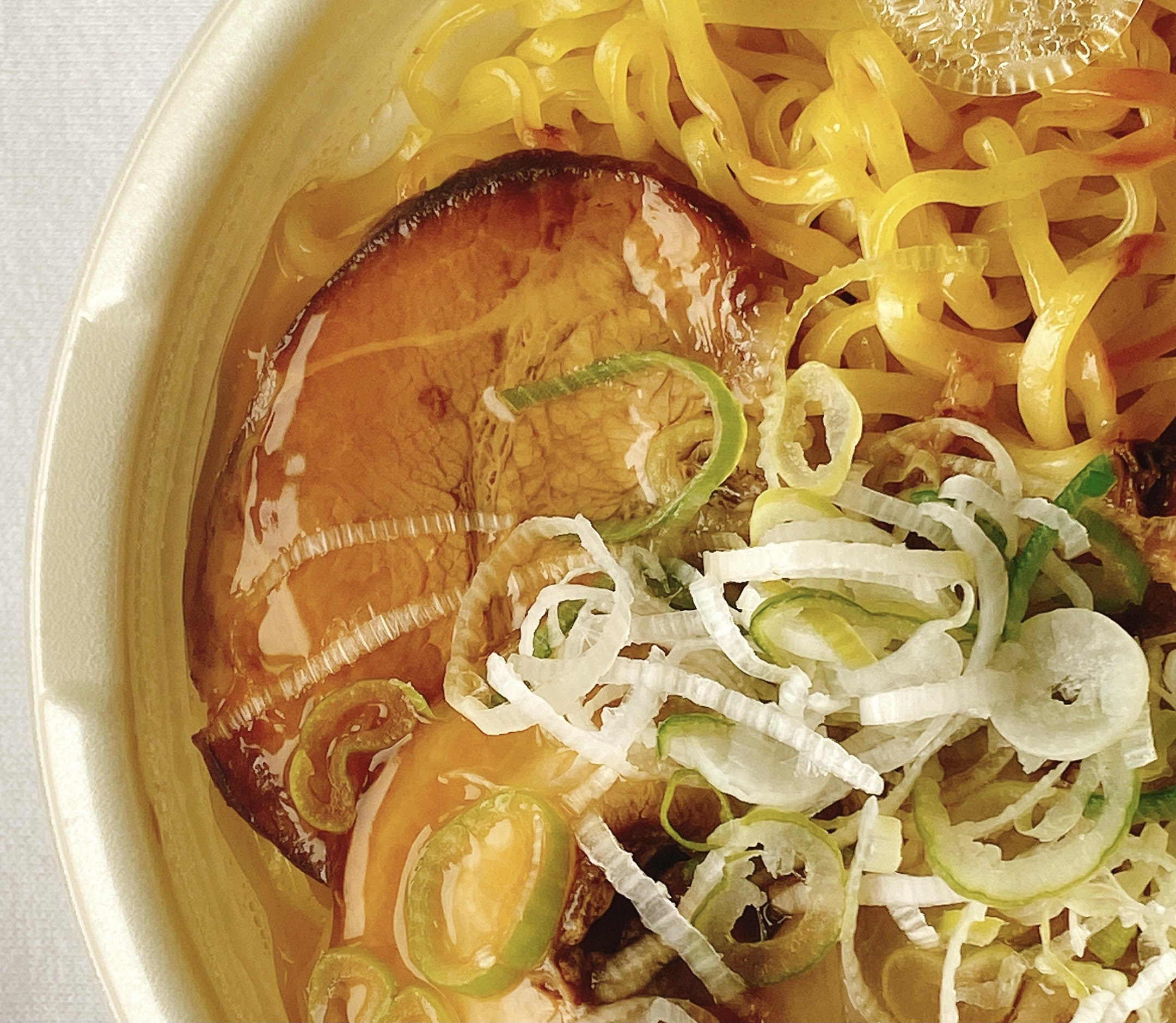 ウマすぎて毎日食べたい。セブンの「お肉マシマシ麺」チャーシュー多